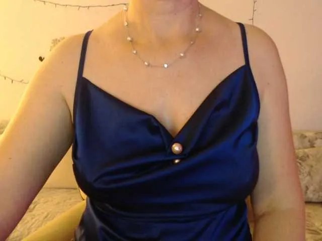 goodSnowQueen from BongaCams